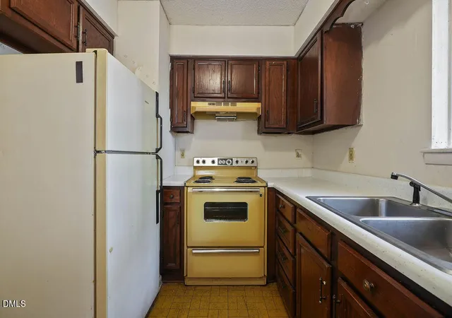 Listing Photo 5 - Condo for sale in building located at 4705 Walden Pond Dr, Raleigh, NC 27604 - Unit #A