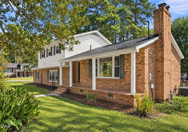 Photo 3 of Single family home for sale at 1201 S Crescent Dr, Smithfield, NC 27577 | MLS# 10191434 | Listing updated on 2026-09-09