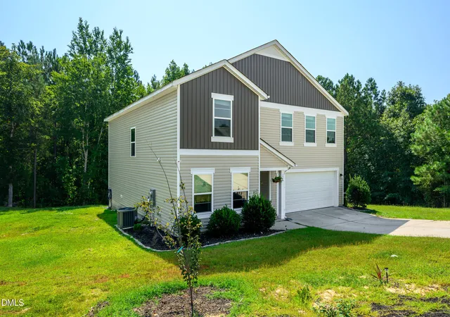 Photo 2 of Single family home for sale at 321 New Castle Ln, Spring Lake, NC 28390 | MLS# 10191061 | Listing updated on 2026-09-18