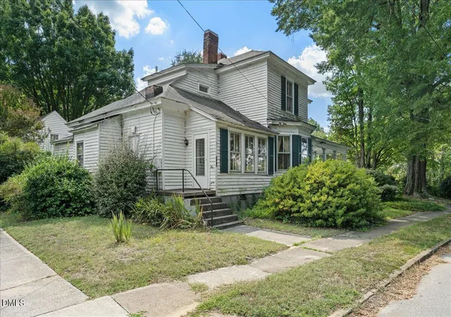 Photo 3 of Single family home for sale at 302 Halifax St, Warrenton, NC 27589 | MLS# 10191071 | Listing updated on 2026-09-05