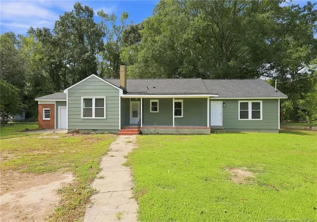 Photo 1 of Single family home for sale at 506 Stetson St, Clinton, NC 28328 | MLS# 768972 | Listing updated on 2026-09-09
