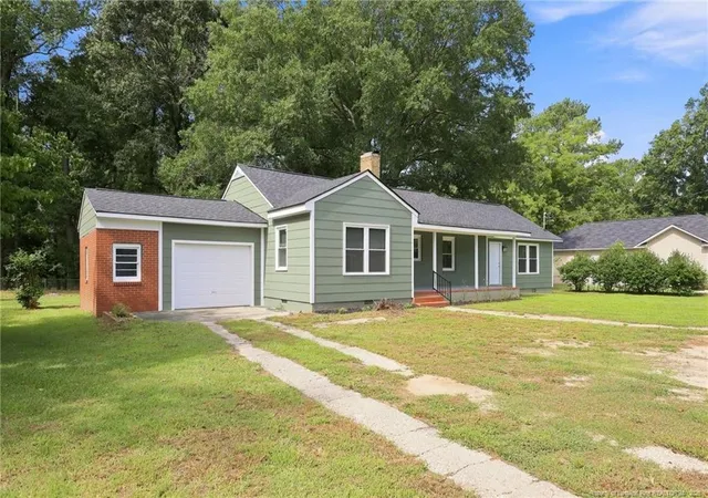 Photo 3 of Single family home for sale at 506 Stetson St, Clinton, NC 28328 | MLS# 768972 | Listing updated on 2026-09-09
