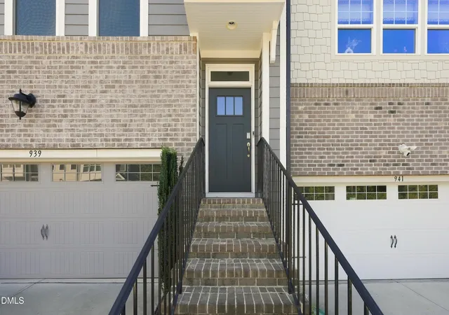 Photo 2 of Townhouse for sale at 939 Dalton Ridge Pl, Apex, NC 27523 | MLS# 10191737 | Listing updated on 2026-09-14