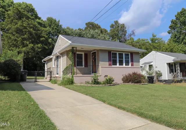 Photo 3 of Sale Pending at 227 Albany St, Burlington, NC 27215 | MLS# 10191151 | Listing updated on 2026-09-16