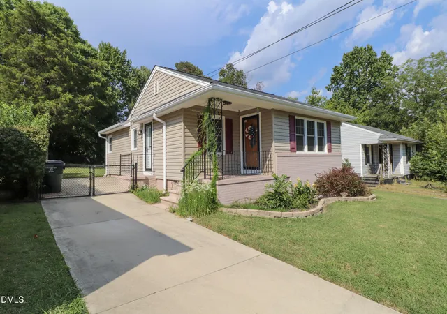 Photo 3 of Sale Pending at 227 Albany St, Burlington, NC 27215 | MLS# 10191151 | Listing updated on 2026-09-16