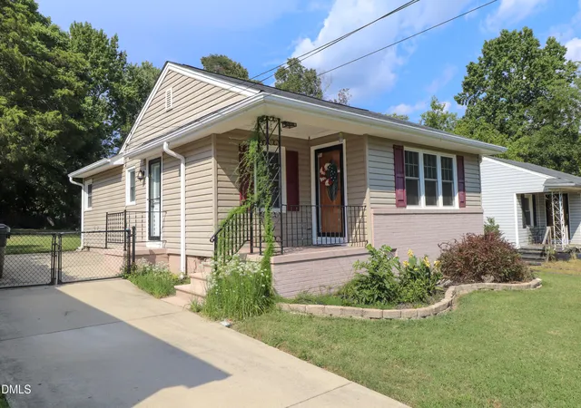 Photo 4 of Sale Pending at 227 Albany St, Burlington, NC 27215 | MLS# 10191151 | Listing updated on 2026-09-16