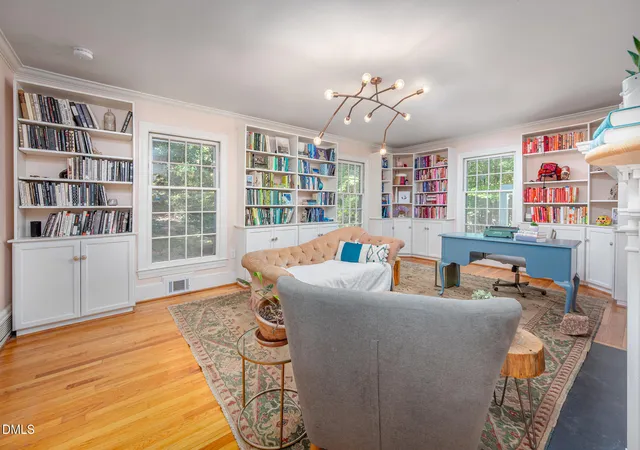 Photo 4 of Single family home for sale at 811 Kings Ml Rd, Chapel Hill, NC 27517 | MLS# 10191342 | Listing updated on 2026-09-20