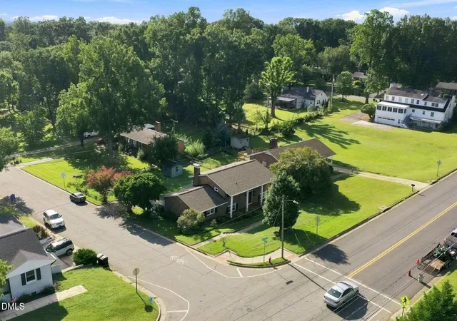 Photo 2 of Single family home for sale at 1119 Briarcliff Rd, Burlington, NC 27215 | MLS# 10192044 | Listing updated on 2026-09-19