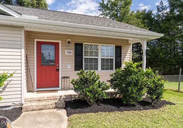 Photo 3 of Single family home for sale at 104 Taylors Ct, Burlington, NC 27217 | MLS# 10192544 | Listing updated on 2026-09-14