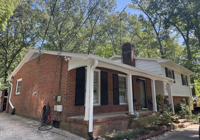 Photo 3 of Sale Pending at 625 Tinkerbell Rd, Chapel Hill, NC 27517 | MLS# 10192717 | Listing updated on 2026-09-28