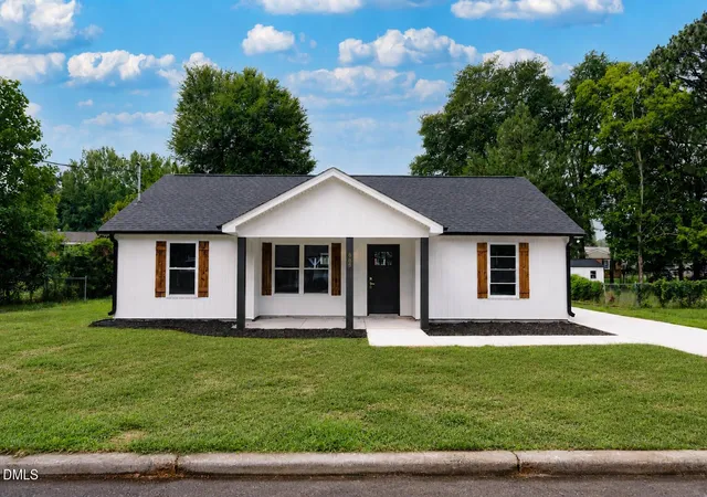 Single family home for sale at 606 E Bay St, Dunn, NC 28334 | MLS# 10192098