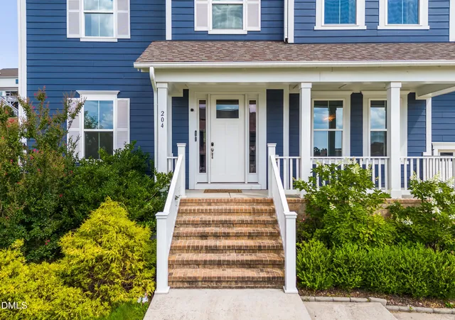 Photo 4 of Single family home for sale at 204 Garden Hts Ln, Hillsborough, NC 27278 | MLS# 10191976 | Listing updated on 2026-10-04
