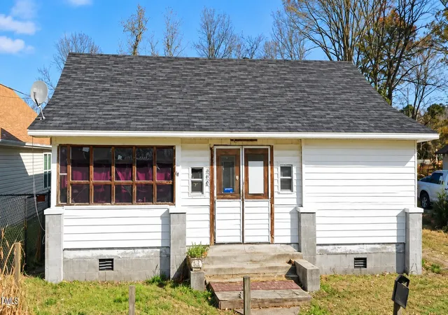 Photo 1 of Single family home for sale at 407 E Waddell St, Selma, NC 27576 | MLS# 10192031 | Listing updated on 2026-09-11