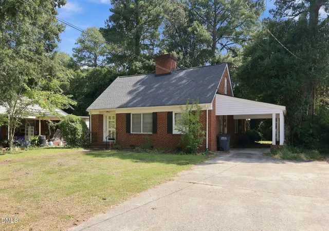 Photo 3 of Single family home for sale at 400 N Sumner St, Selma, NC 27576 | MLS# 10192634 | Listing updated on 2026-09-15