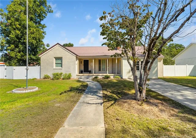 Photo 1 of Single family home for sale at 410 W Mclean St, Saint Pauls, NC 28384 | MLS# 768981 | Listing updated on 2026-10-07