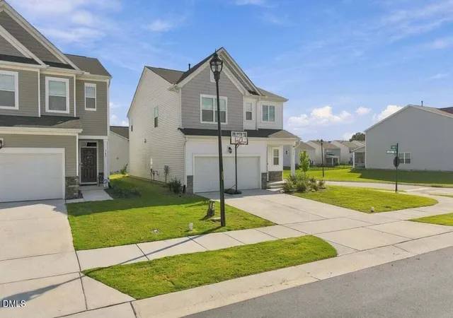 Photo 3 of Single family home for sale at 749 Cainhoy Ct, Zebulon, NC 27597 | MLS# 10192692 | Listing updated on 2026-10-01