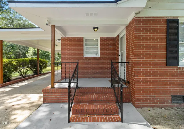 Photo 3 of Single family home for sale at 808 Hemlock Dr, Fayetteville, NC 28304 | MLS# 10192605 | Listing updated on 2026-09-15