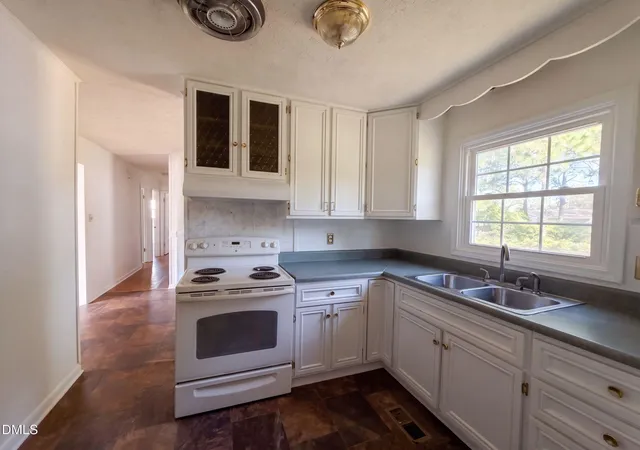 Photo 2 of Single family home for sale at 2806 E Cramer Dr, Fayetteville, NC 28306 | MLS# 10192673 | Listing updated on 2026-09-24