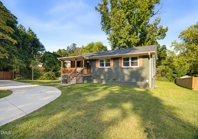 Photo 1 of Single family home for sale at 2916 Martinsville Rd, Greensboro, NC 27408 | MLS# 10192685 | Listing updated on 2026-09-29
