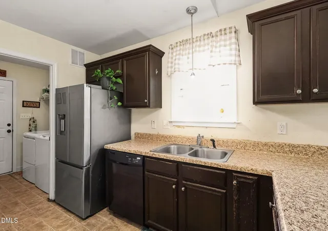 Photo 3 of Sale Pending at 25 Lawrence Ct, Smithfield, NC 27577 | MLS# 10192961 | Listing updated on 2026-09-30