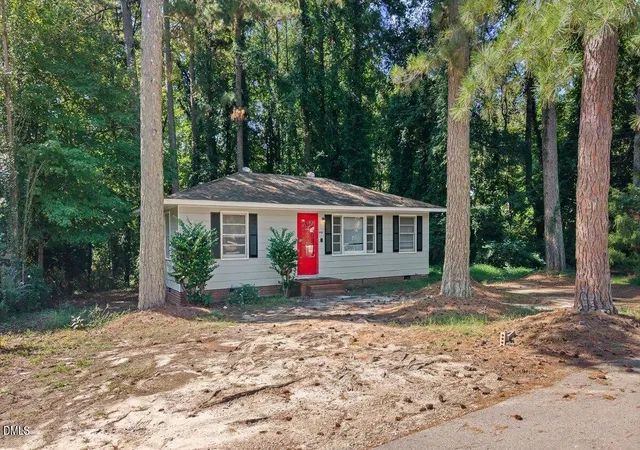 Photo 2 of Sale Pending at 2025 Lynnhaven Ave, Henderson, NC 27536 | MLS# 10193674 | Listing updated on 2026-09-21