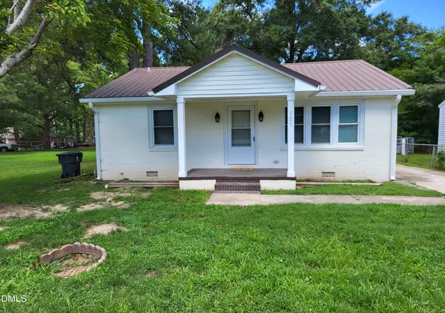 Photo 1 of Single family home for sale at 121 N Elizabeth St, Henderson, NC 27536 | MLS# 10193133 | Listing updated on 2026-09-21