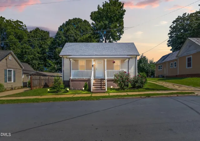 Photo 1 of Single family home for sale at 928 E Davis St, Burlington, NC 27215 | MLS# 10193081 | Listing updated on 2026-09-17