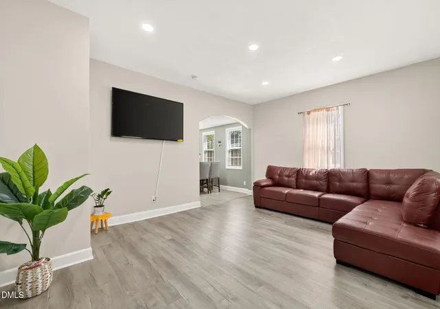 Photo 3 of Single family home for sale at 928 E Davis St, Burlington, NC 27215 | MLS# 10193081 | Listing updated on 2026-09-17