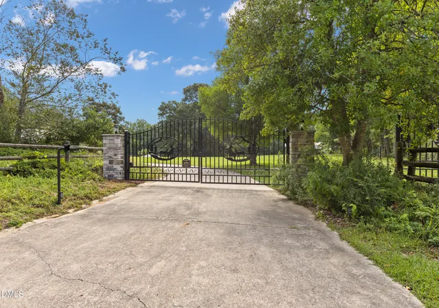 Photo 3 of Single family home for sale at 101 Elizabeth Dr, Elizabethtown, NC 28337 | MLS# 10192981 | Listing updated on 2026-09-17