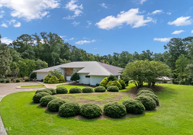 Photo 4 of Single family home for sale at 101 Elizabeth Dr, Elizabethtown, NC 28337 | MLS# 10192981 | Listing updated on 2026-09-17
