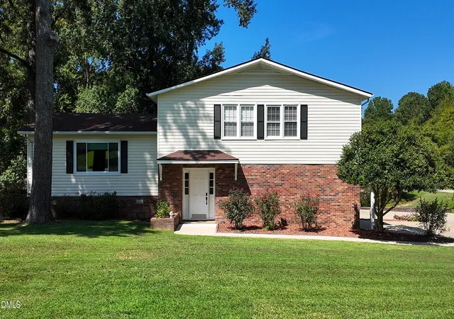 Photo 2 of Sale Pending at 1013 Lakeview Dr, Clinton, NC 28328 | MLS# 10193029 | Listing updated on 2026-09-22
