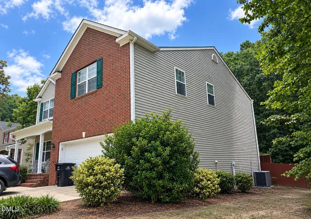 Photo 2 of Single family home for sale at 166 River Hills Dr, Clayton, NC 27527 | MLS# 10193601 | Listing updated on 2026-09-27