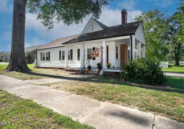Photo 3 of Single family home for sale at 213 N Walnut St, Spring Hope, NC 27882 | MLS# 10193150 | Listing updated on 2026-10-02