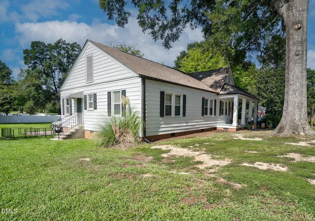 Photo 4 of Single family home for sale at 213 N Walnut St, Spring Hope, NC 27882 | MLS# 10193150 | Listing updated on 2026-10-02