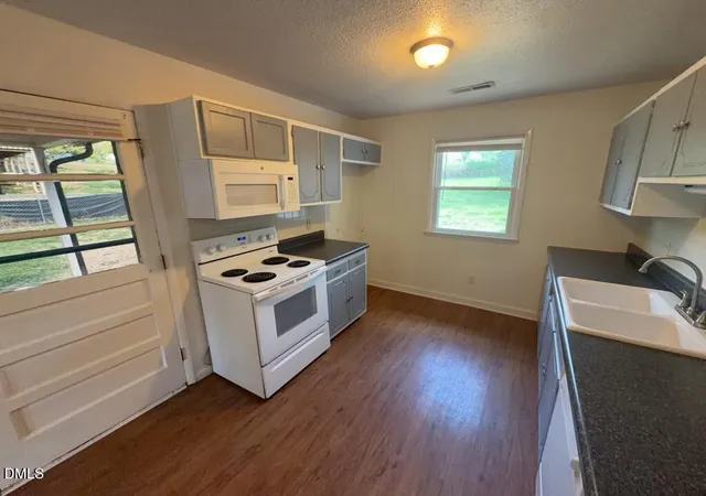 Photo 3 of Single family home for sale at 1604 Banbridge Rd, Kernersville, NC 27284 | MLS# 10193413 | Listing updated on 2026-09-18