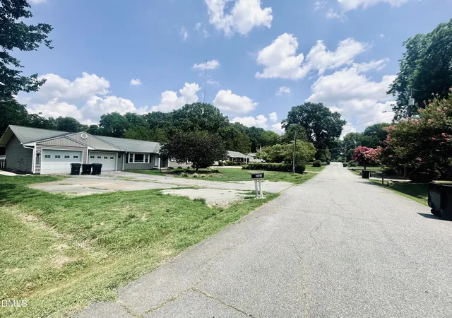 Photo 3 of Sale Pending at 2511 Parrish St, Burlington, NC 27215 | MLS# 10194079 | Listing updated on 2026-10-02