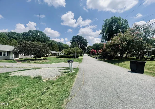Photo 4 of Sale Pending at 2511 Parrish St, Burlington, NC 27215 | MLS# 10194079 | Listing updated on 2026-10-02