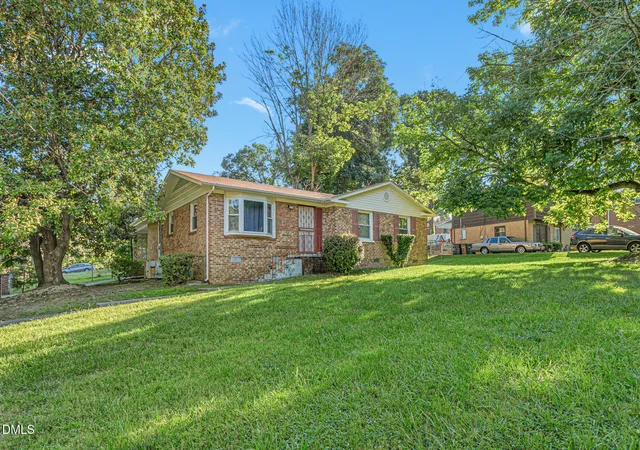 Photo 2 of Sale Pending at 2401 Bywood Rd, Greensboro, NC 27405 | MLS# 10194058 | Listing updated on 2026-10-01