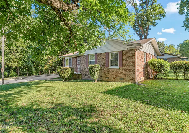 Photo 3 of Sale Pending at 2401 Bywood Rd, Greensboro, NC 27405 | MLS# 10194058 | Listing updated on 2026-10-01