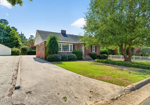 Photo 3 of Single family home for sale at 807 W Carr St, Dunn, NC 28334 | MLS# 10194197 | Listing updated on 2026-09-23
