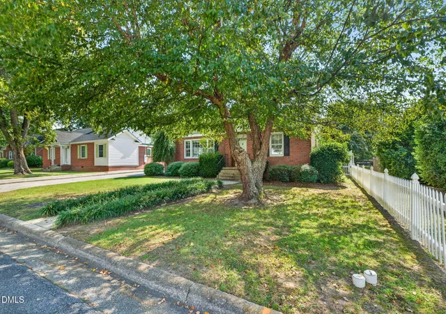 Photo 3 of Single family home for sale at 807 W Carr St, Dunn, NC 28334 | MLS# 10194197 | Listing updated on 2026-09-23