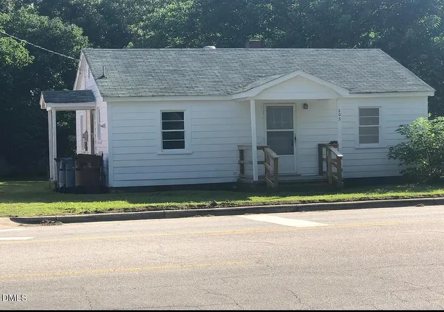 Photo 2 of Single family home for sale at 201 W Granville St, Dunn, NC 28334 | MLS# 10194302 | Listing updated on 2026-09-23