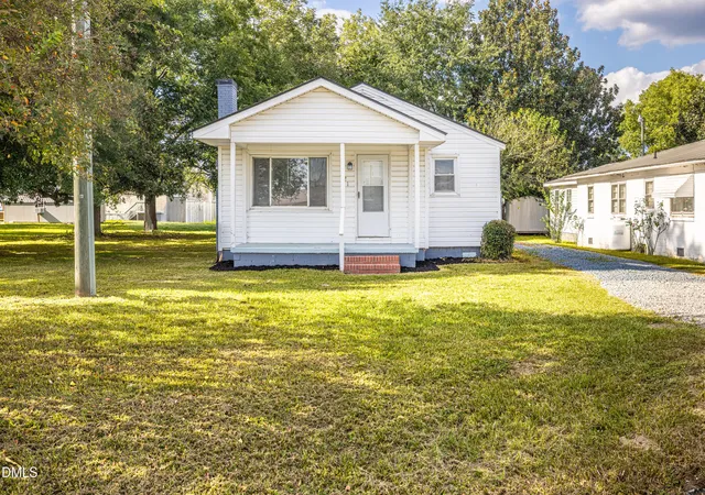 Photo 1 of Single family home for sale at 321 Martin Luther King Jr Blvd, Clinton, NC 28328 | MLS# 10196278 | Listing updated on 2026-10-02