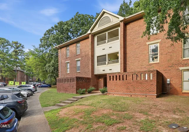 Condo for sale at 3215 Ivy Cmns Dr, Raleigh, NC 27606 | MLS# 10198011
