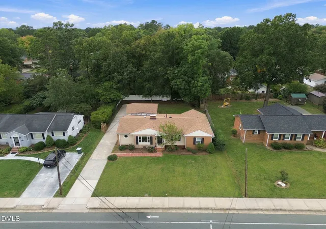 Photo 4 of Single family home for sale at 517 E Pine St, Graham, NC 27253 | MLS# 10199690 | Listing updated on 2026-10-22
