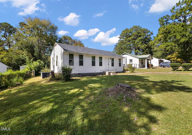 Photo 3 of Single family home for sale at 1721 Bridger St, Fayetteville, NC 28301 | MLS# 10198954 | Listing updated on 2026-10-19