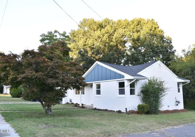 Photo 3 of Single family home for sale at 208 S Saint John St, Burlington, NC 27217 | MLS# 10197853 | Listing updated on 2026-10-29