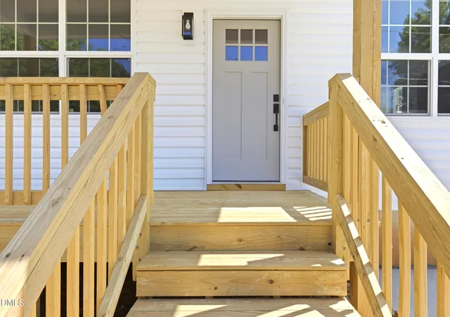 Photo 1 of Single family home for sale at 924 E Davis St, Burlington, NC 27215 | MLS# 10198370 | Listing updated on 2026-10-22