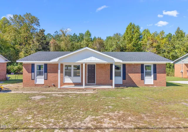 Photo 2 of Single family home for sale at 1005 Dianne Cir, Spring Lake, NC 28390 | MLS# 10198982 | Listing updated on 2026-10-26