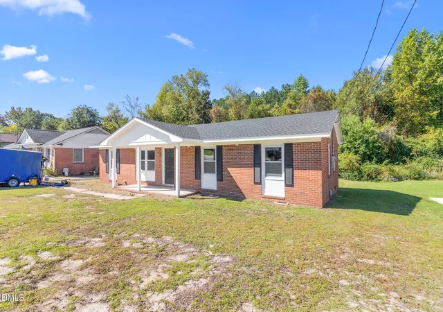 Photo 3 of Single family home for sale at 1005 Dianne Cir, Spring Lake, NC 28390 | MLS# 10198982 | Listing updated on 2026-10-26